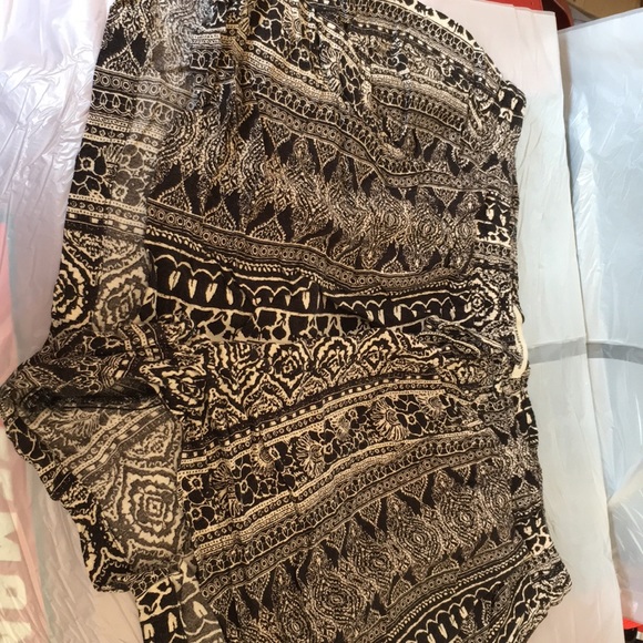 Short shorts - Picture 1 of 1